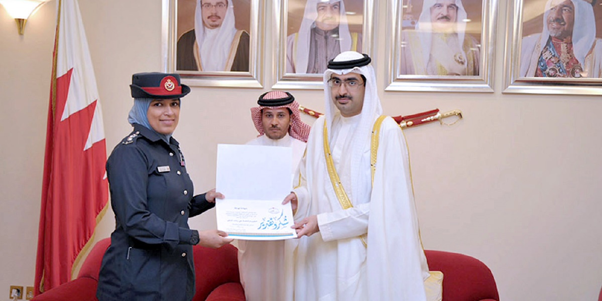 سمو المحافظ يكرم ضباط مديرية شرطة المحافظة الجنوبية الحاصلين على درجة الماجستير