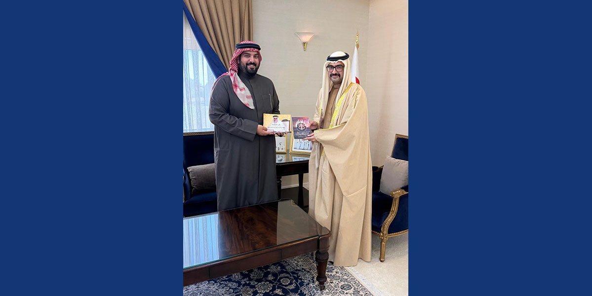 سمو محافظ الجنوبية يتسلم نسخ من إصدارات سعادة الشيخ خليفة بن عبدالله آل خليفة