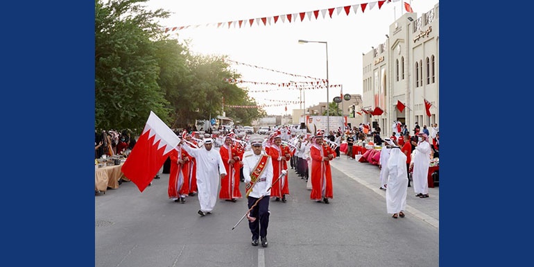 بمشاركة أهلية متميزة جسّدت معاني الحب والولاء للوطن وقيادته (المحافظة الجنوبية) تحتفي من مدينة عيسى بالأعياد الوطنية 